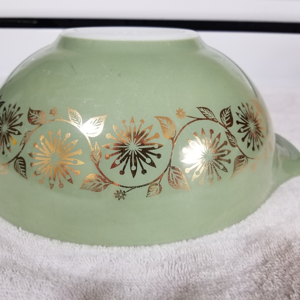 Vintage Pyrex Sage Green with Gold Leaf 2.5qt Bowl #443